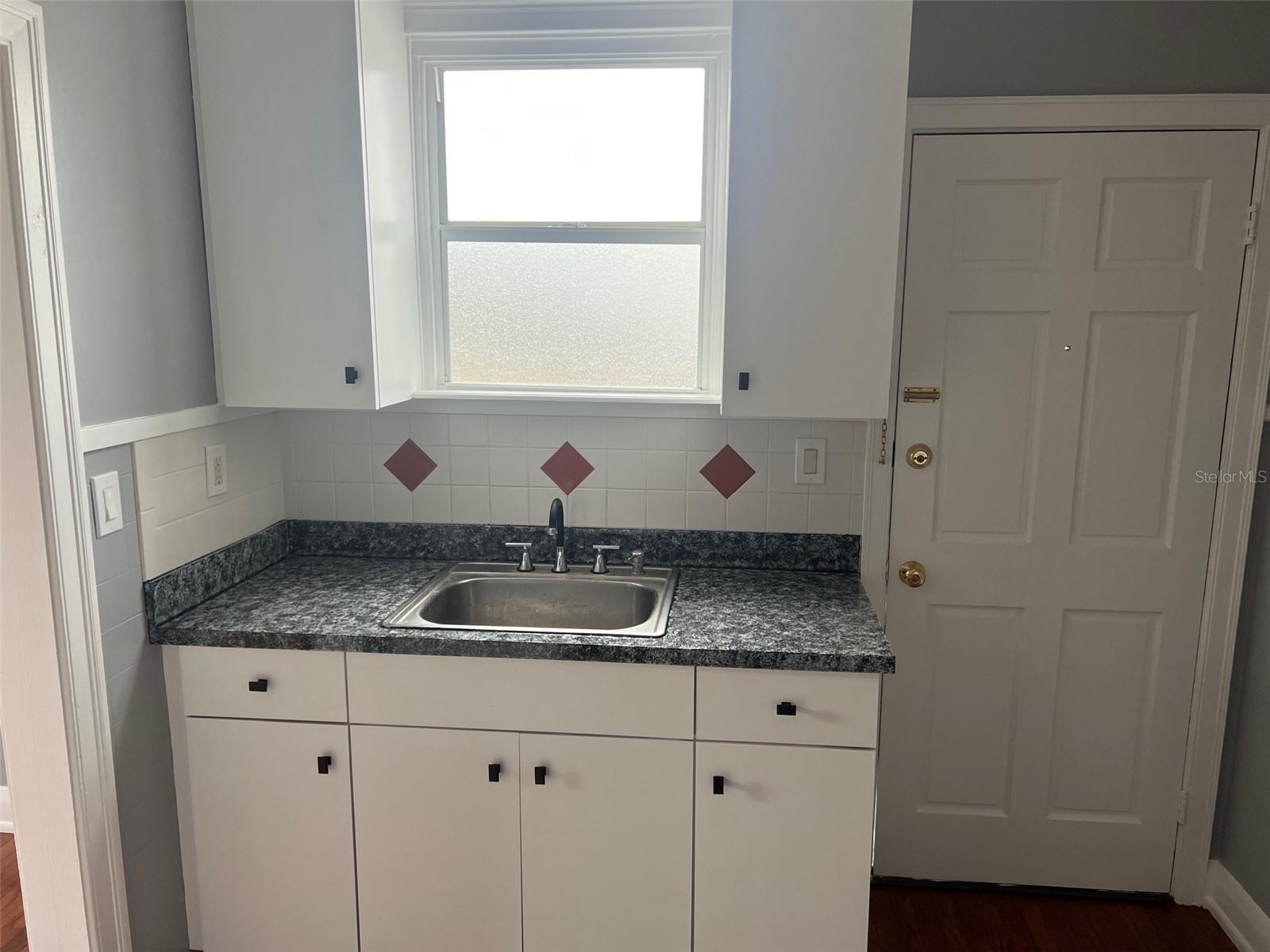 MIDWAY - Commercial Lease