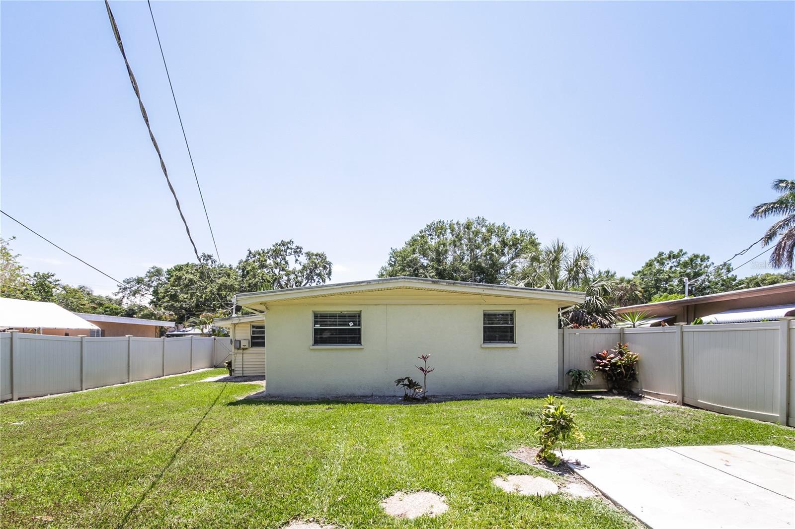 MANATEE GARDENS SEC 2 - Residential Lease