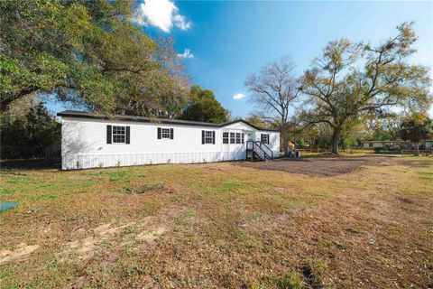 Photo of 8019 N Meadowview Cir, Tampa, FL 33625 (MLS # TB8467002)