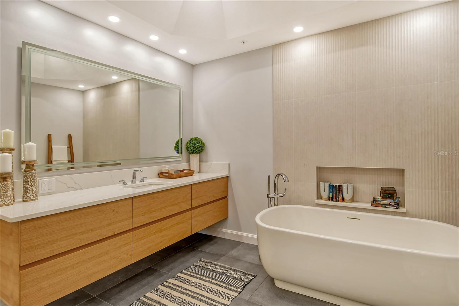 L AMBIANCE AT LONGBOAT KEY CLUB PH 02 - Residential