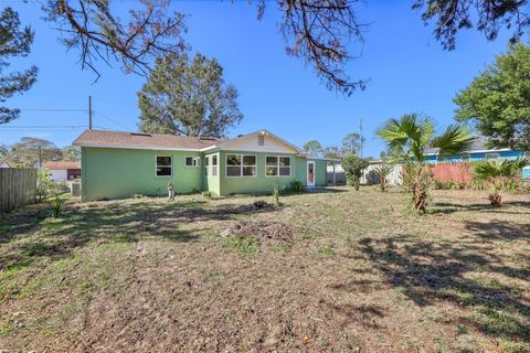 A home in EUSTIS