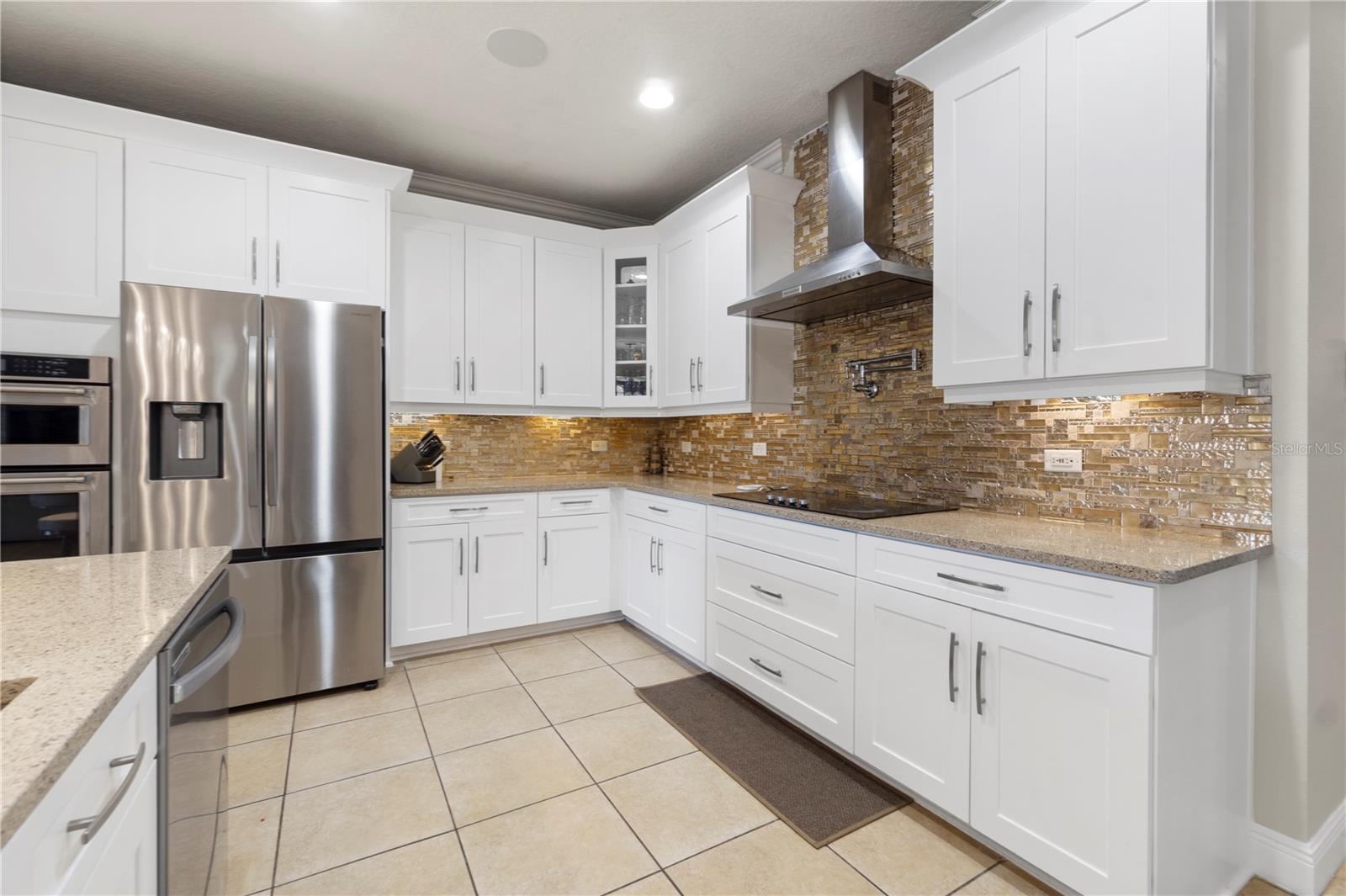 LAKESIDE ESTATES - Residential