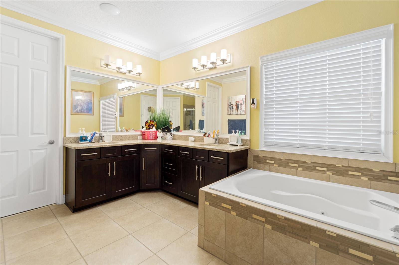 LAKESIDE ESTATES - Residential