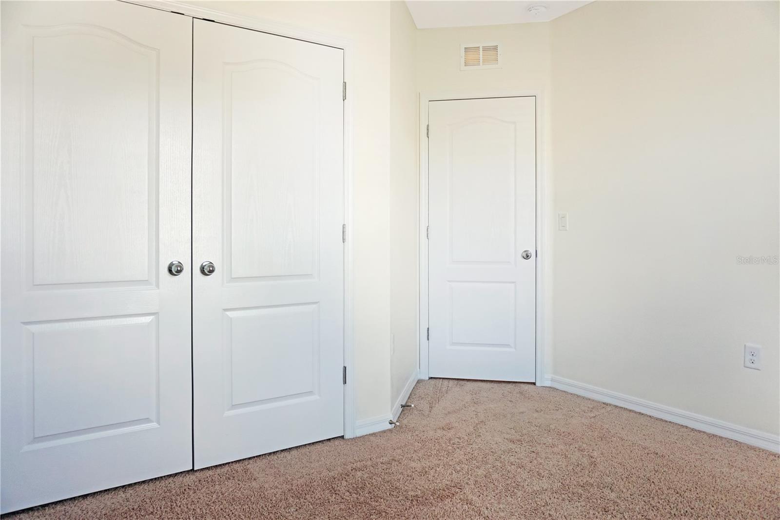 LAKE BLUFF/TOWN CENTER EAST-PH - Residential Lease