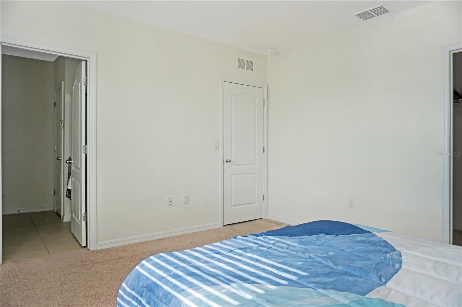 LAKE BLUFF/TOWN CENTER EAST-PH - Residential Lease