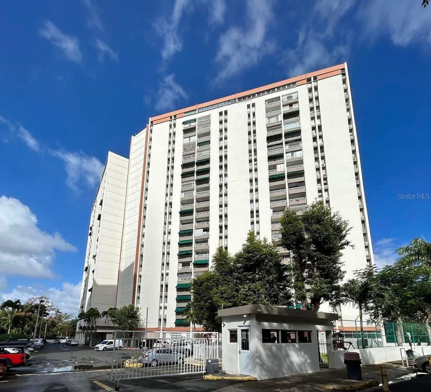 Beautiful and centrally located apartment for rent in Condominio Segovia, Hato Rey. Remodeled and fully equipped, it features 4 bedrooms, 2 bathrooms, living/dining area, and 1 assigned parking space. The condominium offers generator for common areas, cistern, 4 elevators, swimming pool, playground, basketball court, gym, and 24/7 security.
Includes refrigerator, stove, air conditioning in bedrooms, and washer/dryer. HOA maintenance is included.