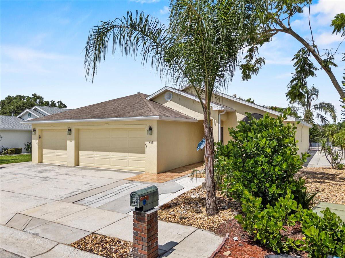 452 LAKE SUZANNE DRIVE