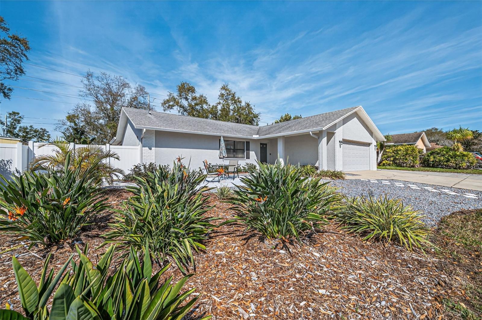 1533 FOXCROFT DRIVE W