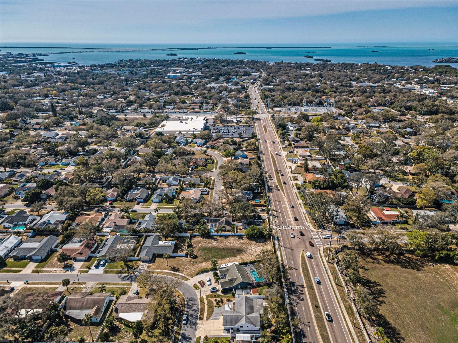 1533 FOXCROFT DRIVE W