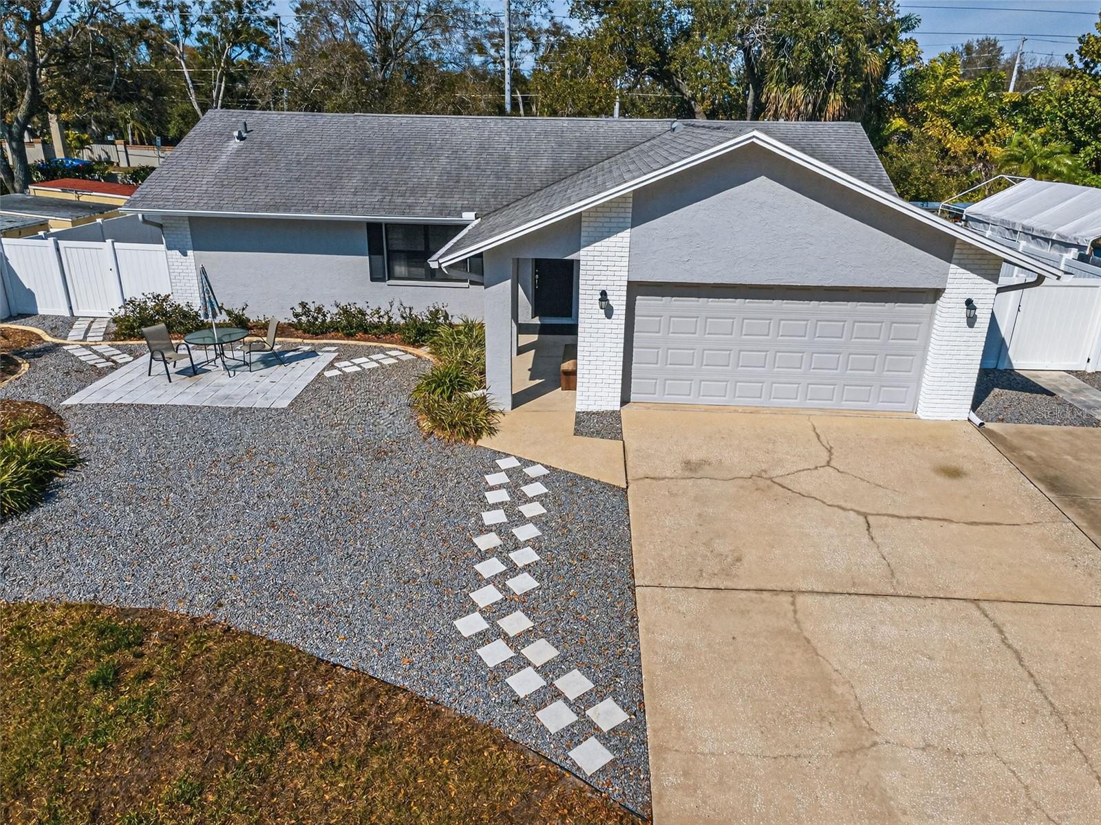 1533 FOXCROFT DRIVE W