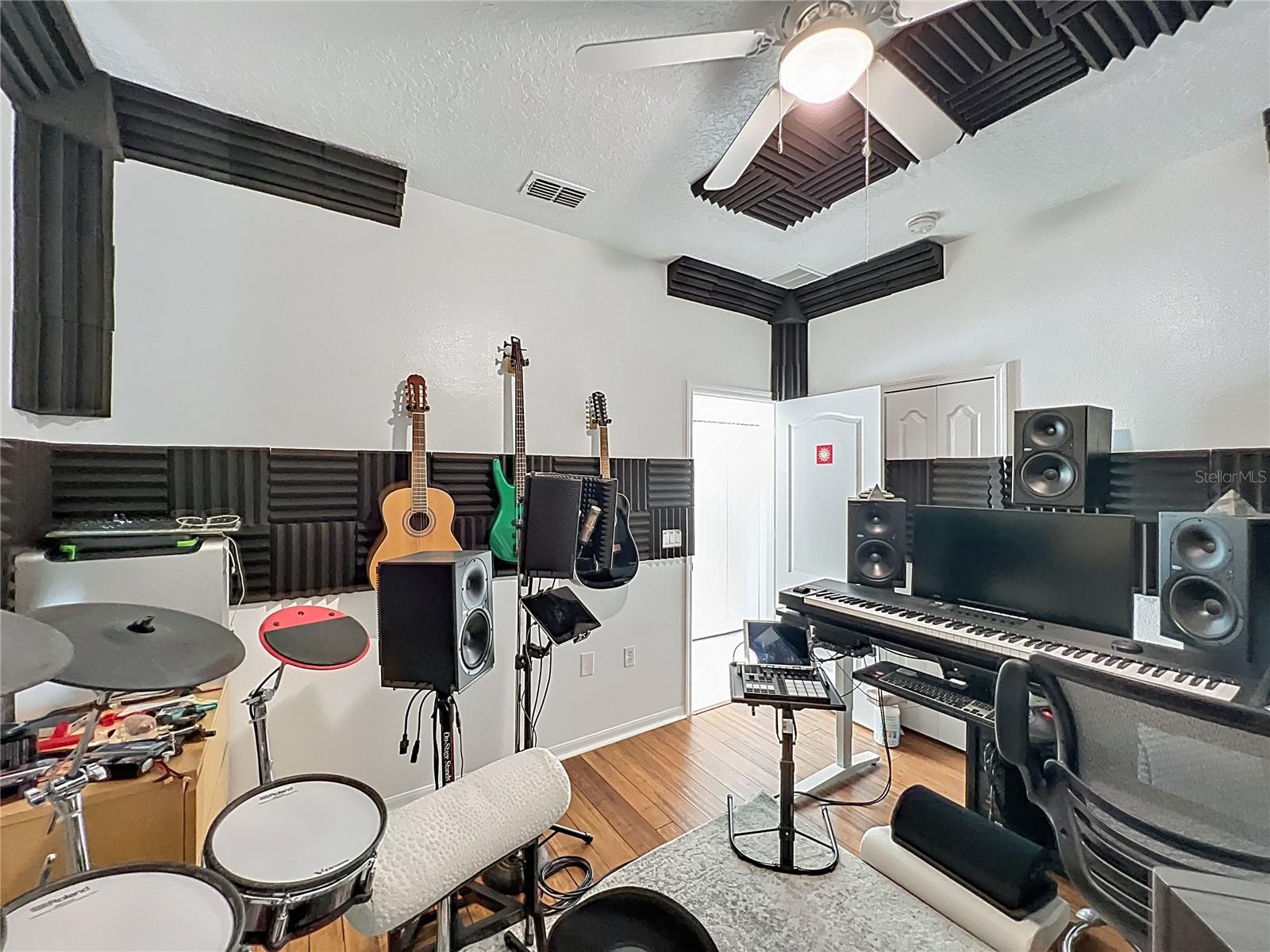 ANDOVER CAY PH 01 44/98 - Residential