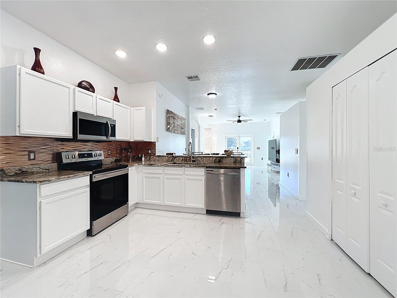 ANDOVER CAY PH 01 44/98 - Residential