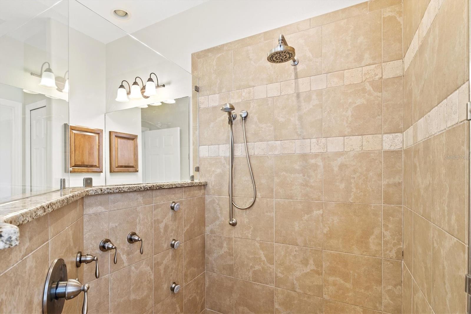 THE HAMPTONS - Residential