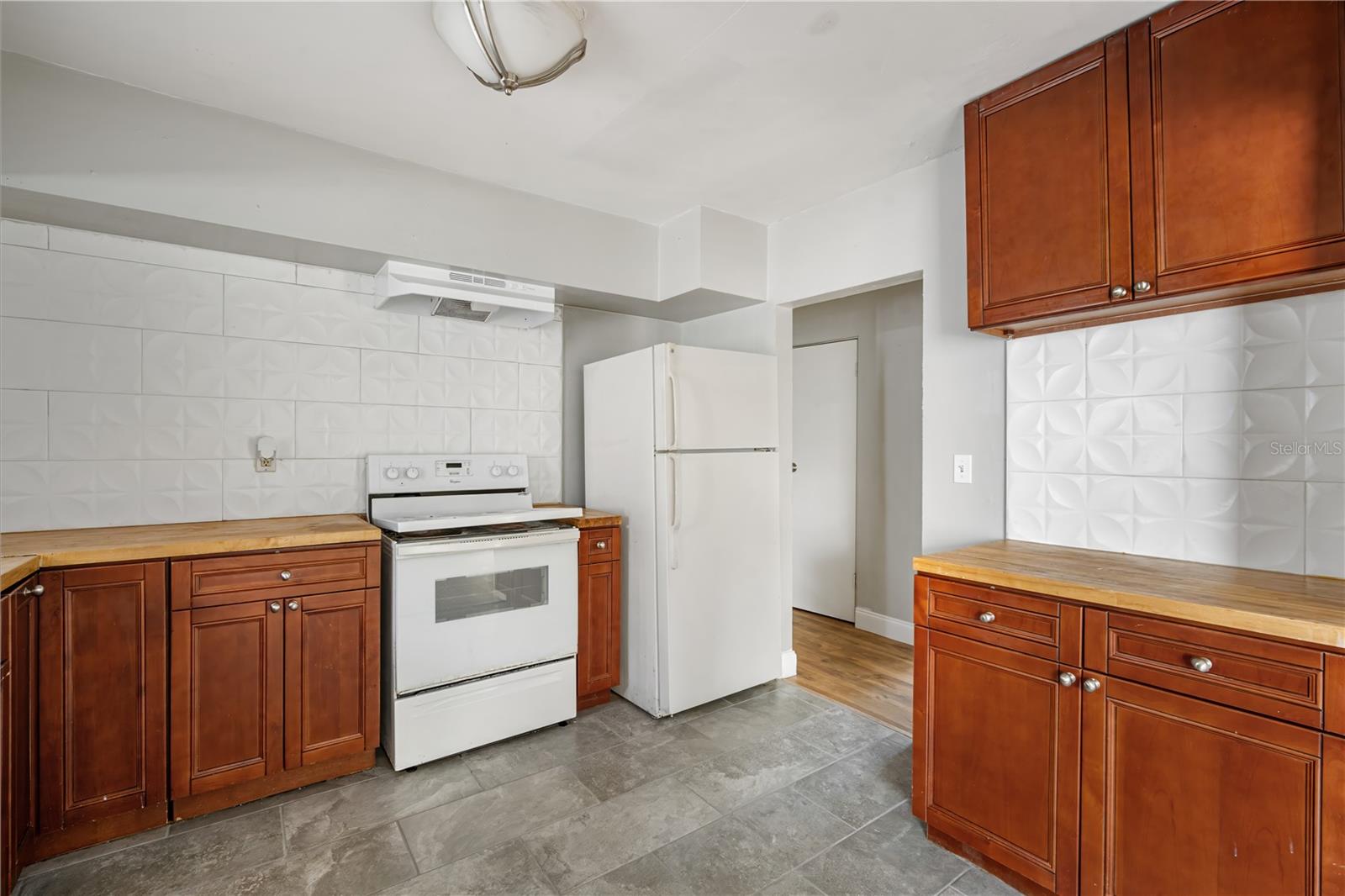 PRATHERS FIFTH ROYAL - Residential Lease