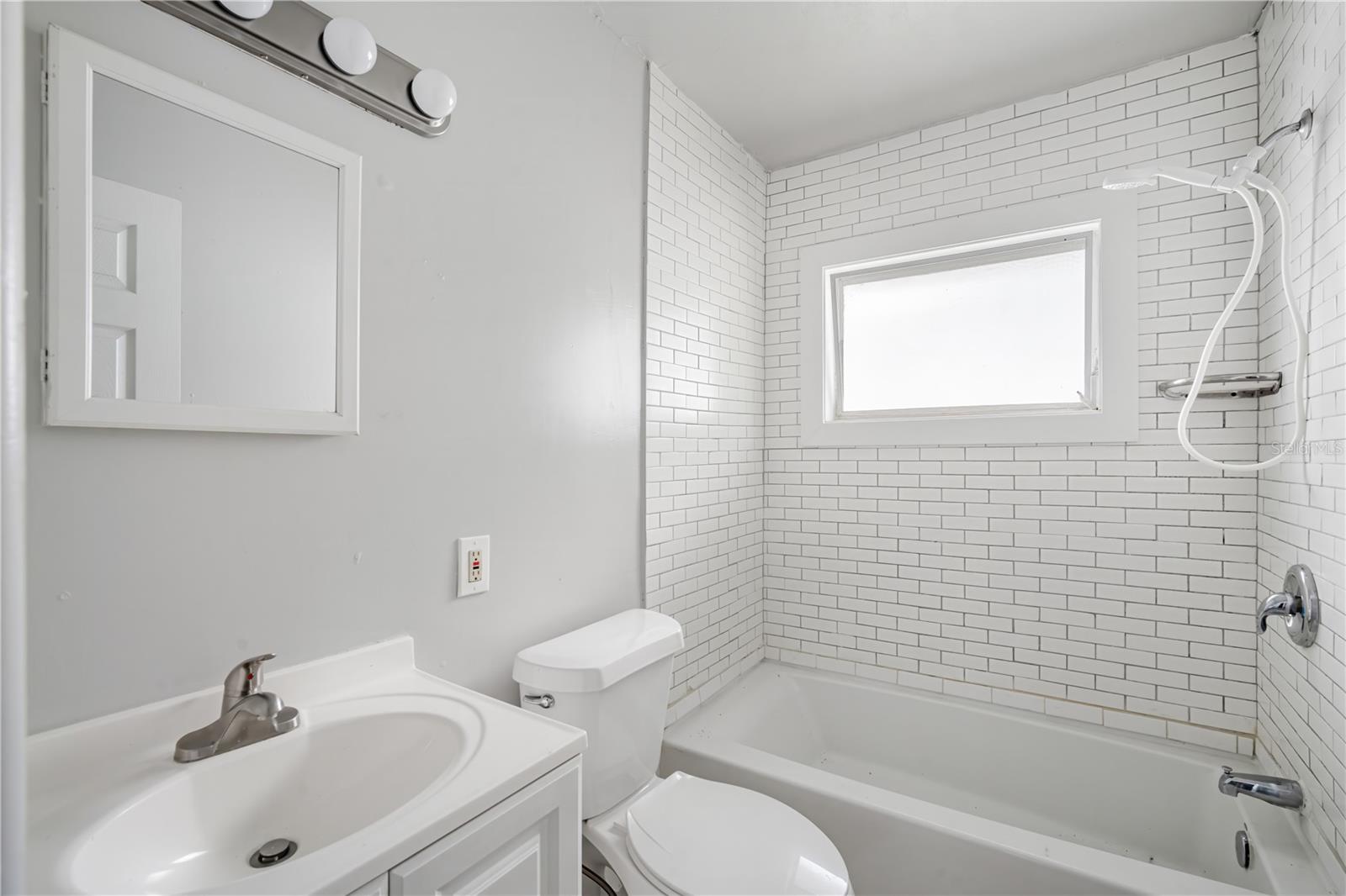 PRATHERS FIFTH ROYAL - Residential Lease