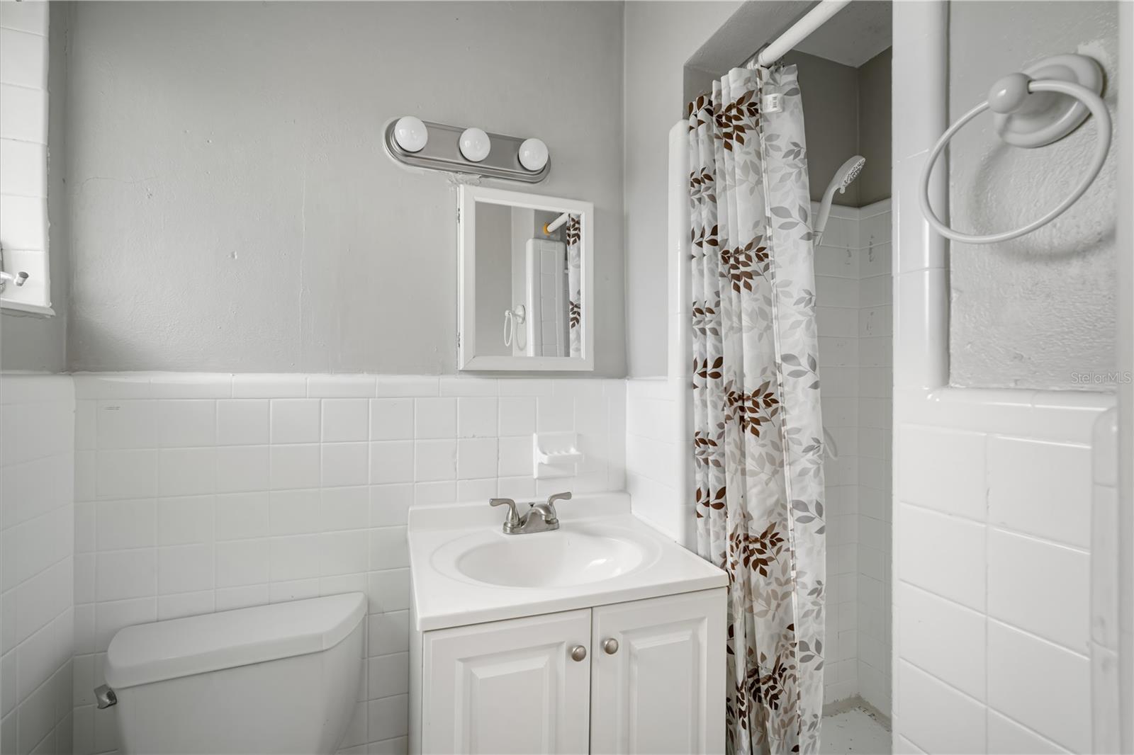 PRATHERS FIFTH ROYAL - Residential Lease