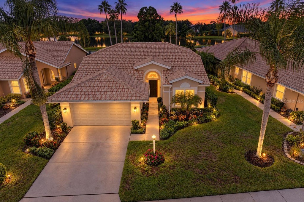 Photo of 6635 Oakbrooke Circle, Bradenton, FL 34202 (MLS # A4706941)