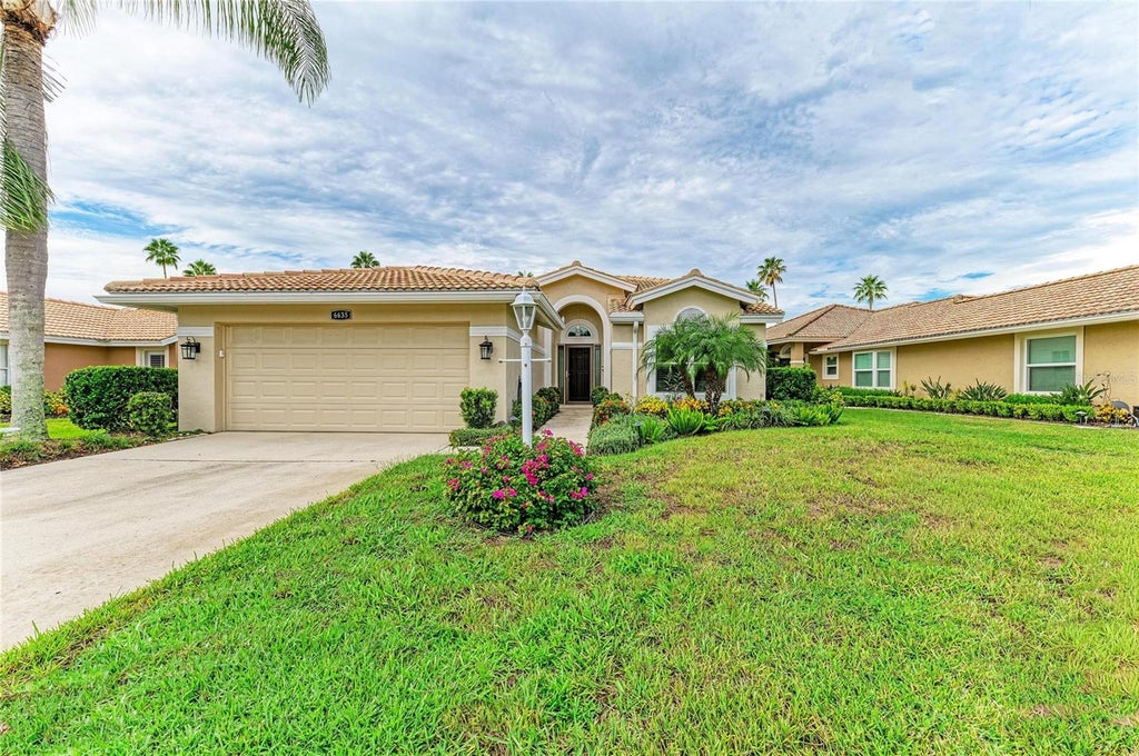 Photo of 6635 Oakbrooke Circle, Bradenton, FL 34202 (MLS # A4706941)