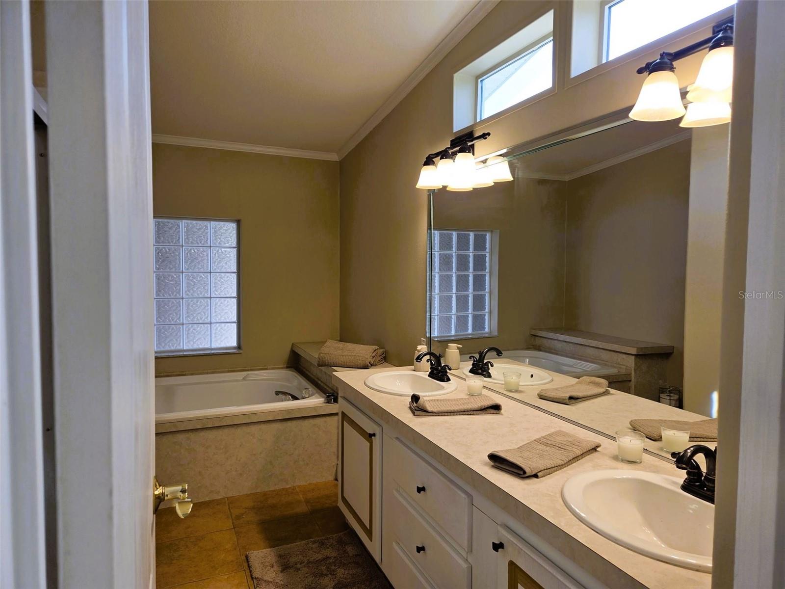 OAKWOOD MANOR - Residential