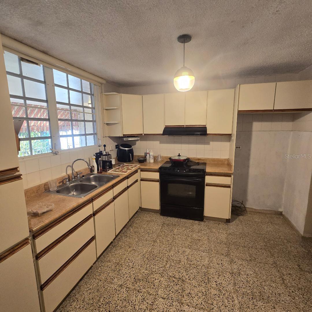 92 LEVITTOWN LAKES CALLE DOMINGO DELGADO