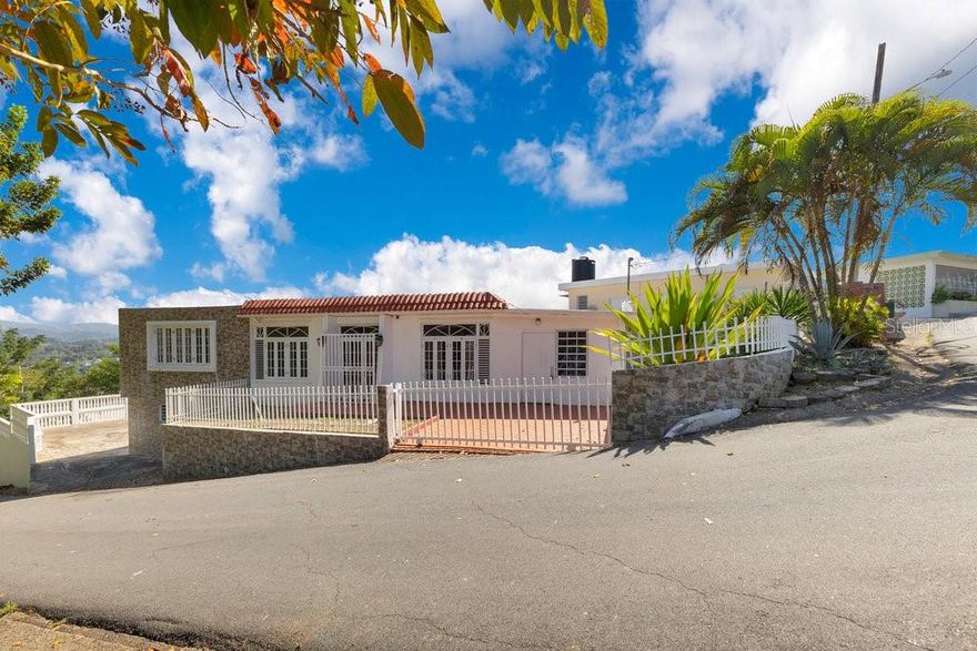 One or more photo(s) has been virtually staged. Corner residence with two residential units, an excellent opportunity for investors, large families, or those who wish to live in one unit and rent the other. It offers approximately 2,644 square feet of construction on a 519 m² lot. The main unit has three bedrooms, two bathrooms, a living room, dining room, kitchen, family room, an elegant foyer, and a covered wooden terrace. The second unit, with a separate entrance, has two bedrooms and one bathroom. Both units share a water and electricity meter.

This property is a smart investment. Bank pre-qualification and proof of funds are required to schedule an appointment.