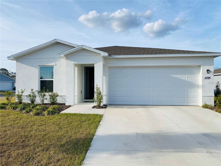 Bienvenido a 2295 NW 25th Lane, Ocala, FL 34475 — una excelente oportunidad para adquirir una propiedad que combina comodidad, funcionalidad y una ubicación estratégica. Esta vivienda bien mantenida ofrece un diseño abierto y luminoso, ideal tanto para la vida diaria como para recibir invitados. La luz natural llena los espacios principales, creando un ambiente cálido y acogedor desde el primer momento. La cocina cuenta con amplio espacio de gabinetes y superficie de trabajo, perfecta para preparar comidas familiares o compartir momentos especiales. Las habitaciones son espaciosas y confortables, brindando privacidad y tranquilidad. La suite principal se convierte en un espacio ideal para relajarse al final del día. El área exterior ofrece suficiente espacio para disfrutar del estilo de vida de Florida — ya sea para reuniones al aire libre, un área de juegos o simplemente para descansar en un entorno tranquilo. Ubicada en una zona en crecimiento de Ocala, la propiedad ofrece fácil acceso a vías principales, centros comerciales, restaurantes, escuelas y servicios médicos. La comunidad brinda un ambiente residencial tranquilo sin alejarse de las comodidades esenciales. Ya sea que estés comprando tu primera casa, buscando reducir espacio o invirtiendo, esta propiedad representa una excelente oportunidad de valor y potencial.