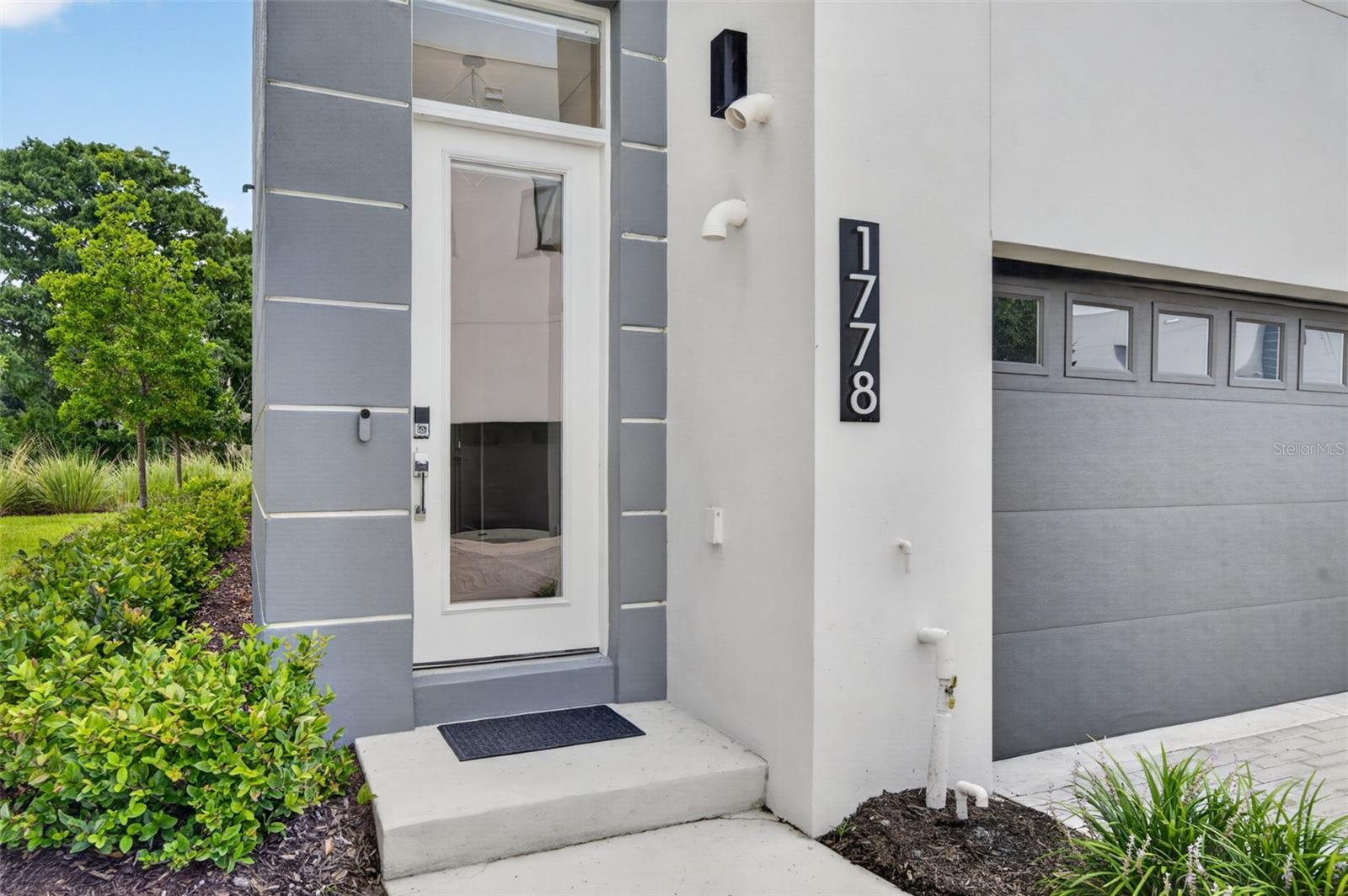 1778 MONDRIAN CIRCLE