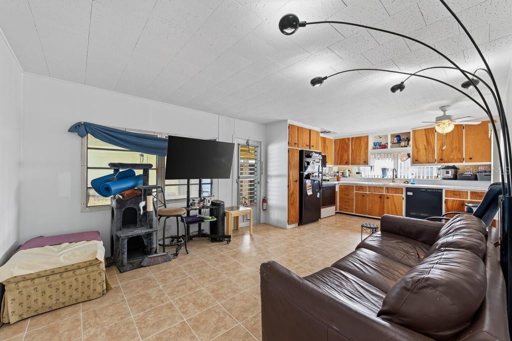 1744 HOYLE DRIVE