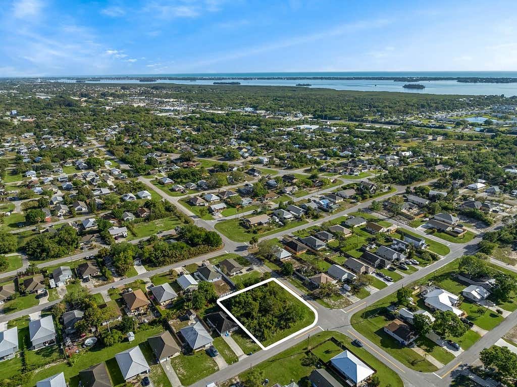 Photo of 1505 4th Avenue SW, Vero Beach, FL 32962 (MLS # O6432093)