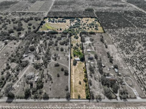 A home in LAKE WALES