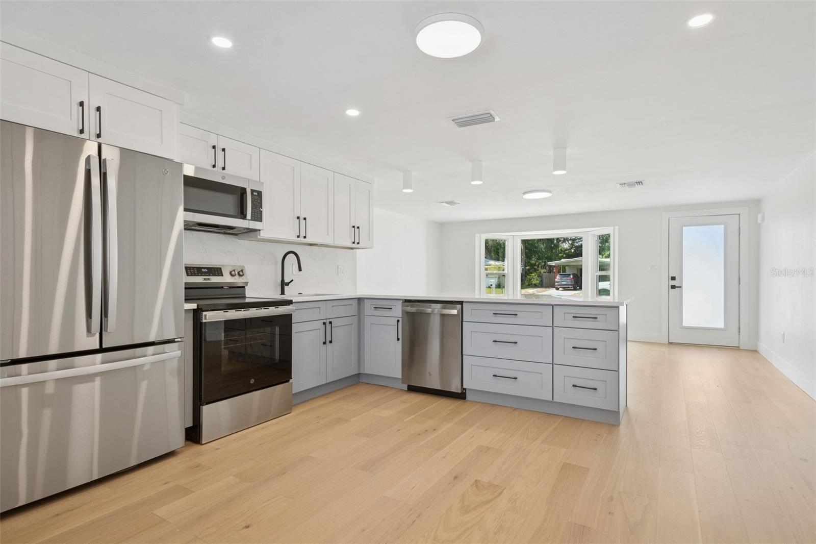 2655 BAY STREET, SARASOTA, FL, 34237 4 2655 BAY STREET