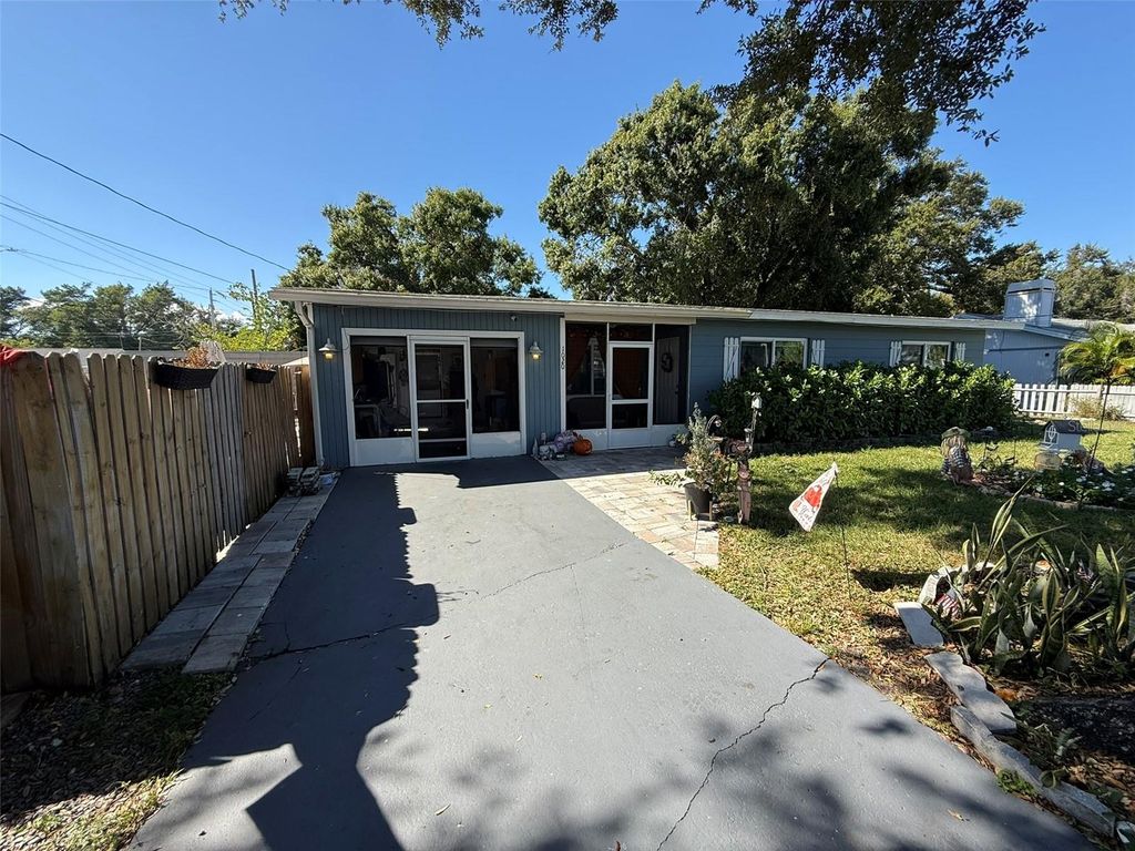 Photo of 1020 36th Street W, Bradenton, FL 34205 (MLS # A4672107)