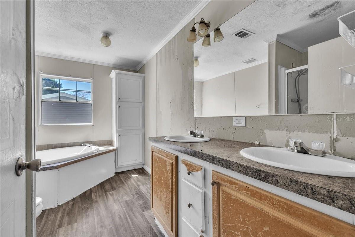 PINECREST - Residential