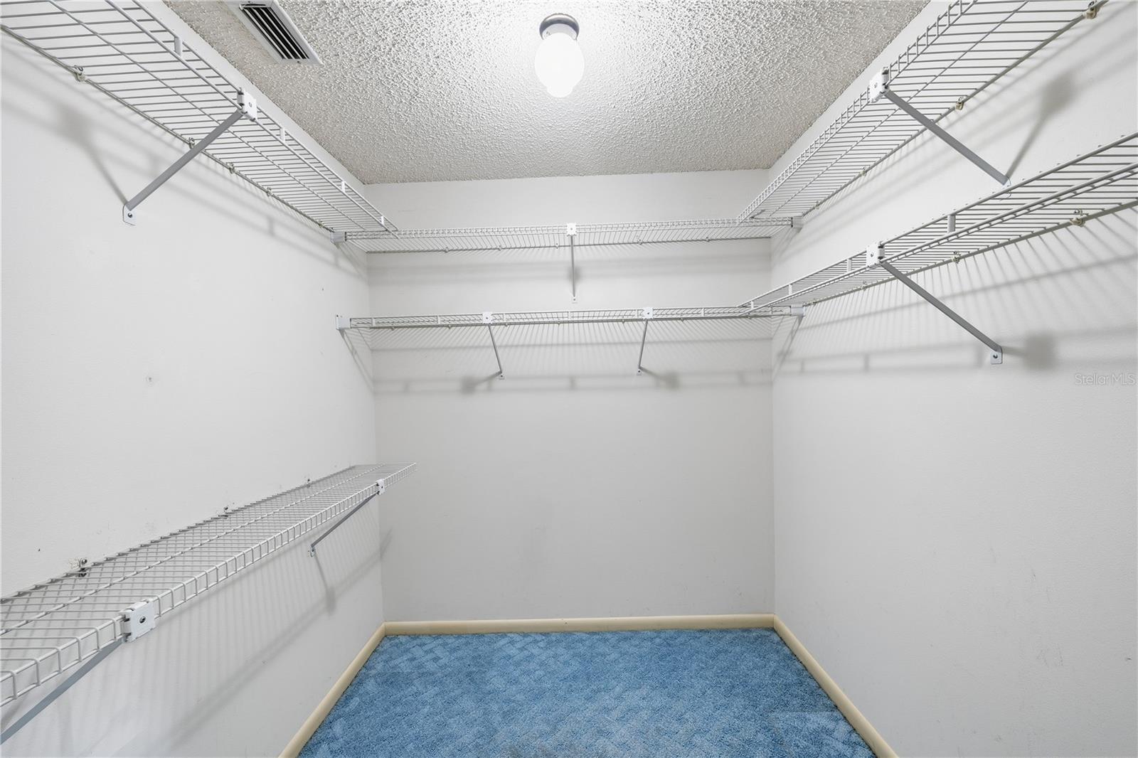 CIRCLE SQUARE WOODS Y - Residential