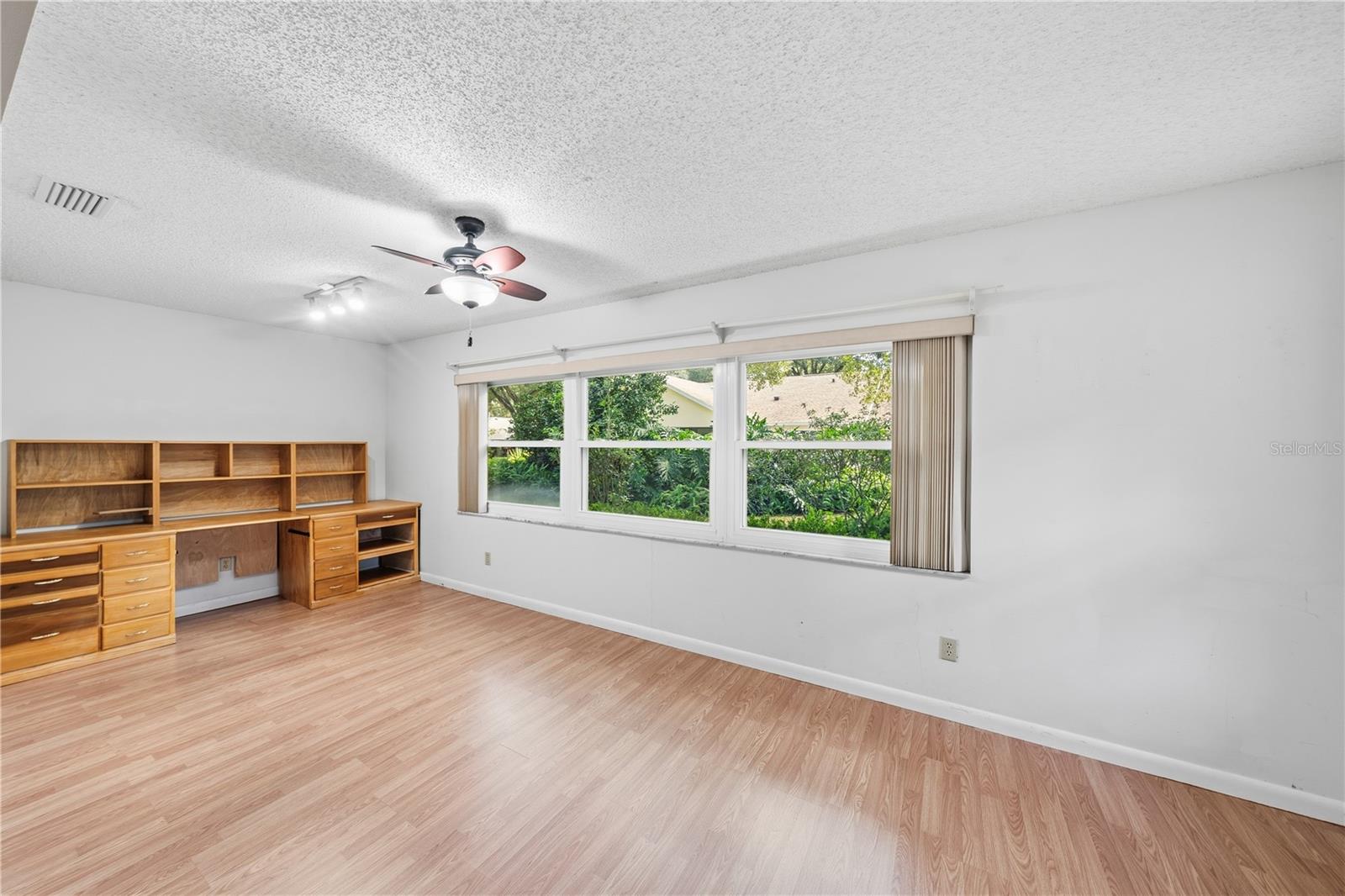 CIRCLE SQUARE WOODS Y - Residential