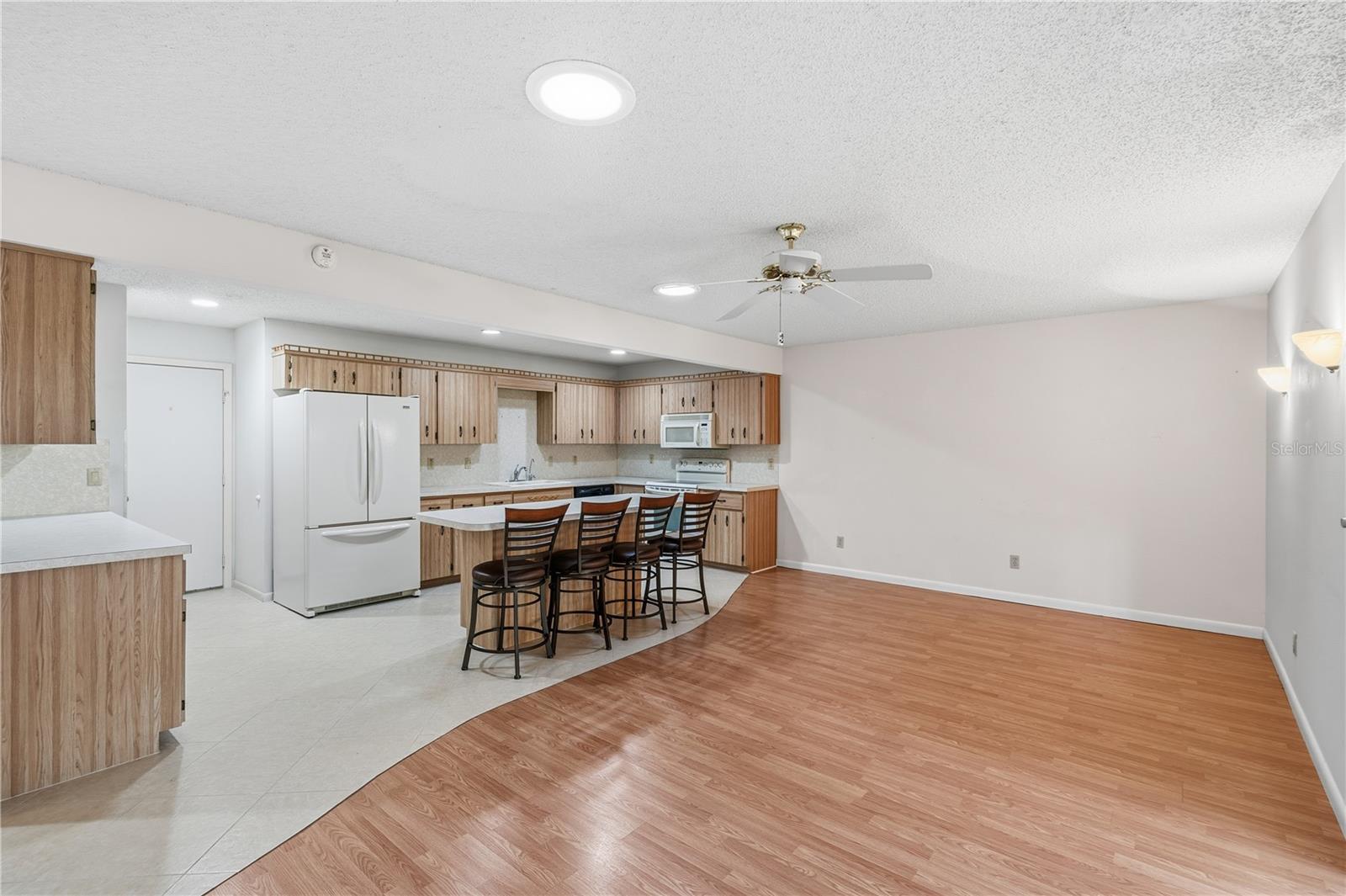 CIRCLE SQUARE WOODS Y - Residential