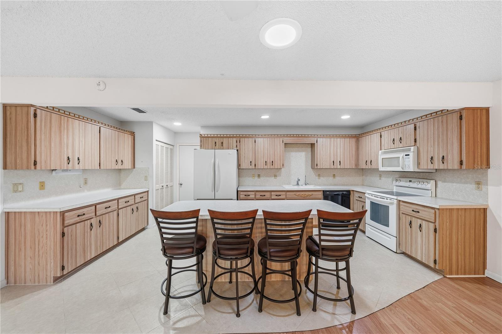 CIRCLE SQUARE WOODS Y - Residential