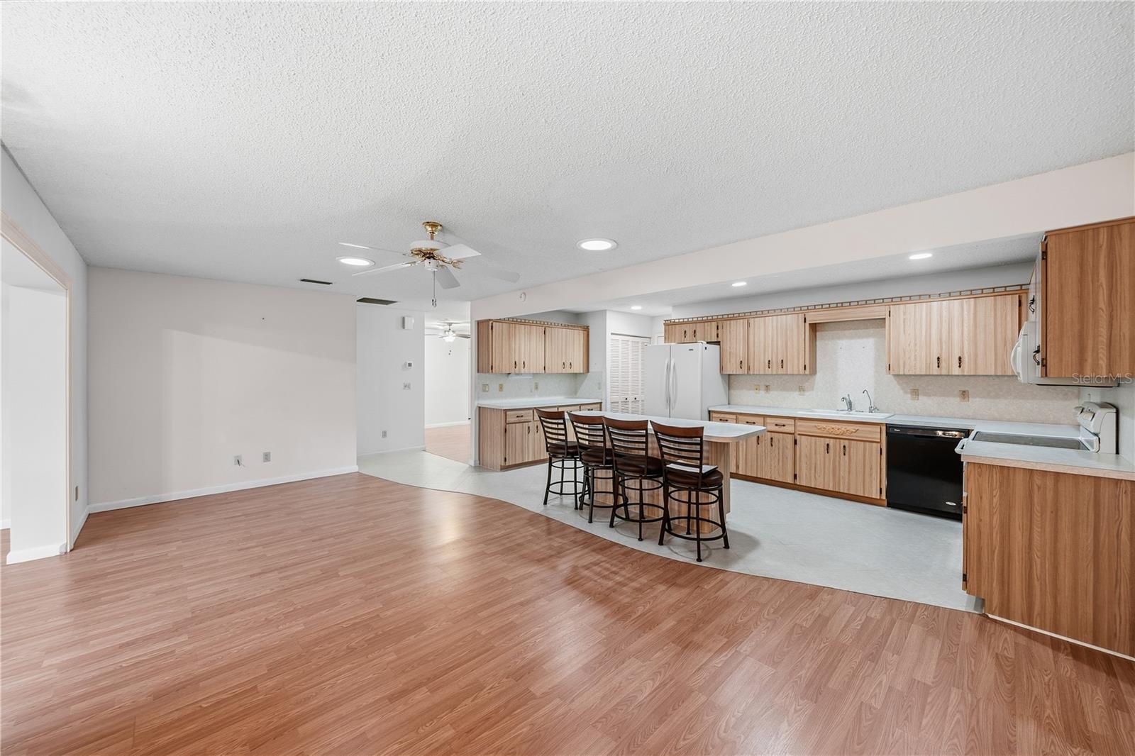 CIRCLE SQUARE WOODS Y - Residential