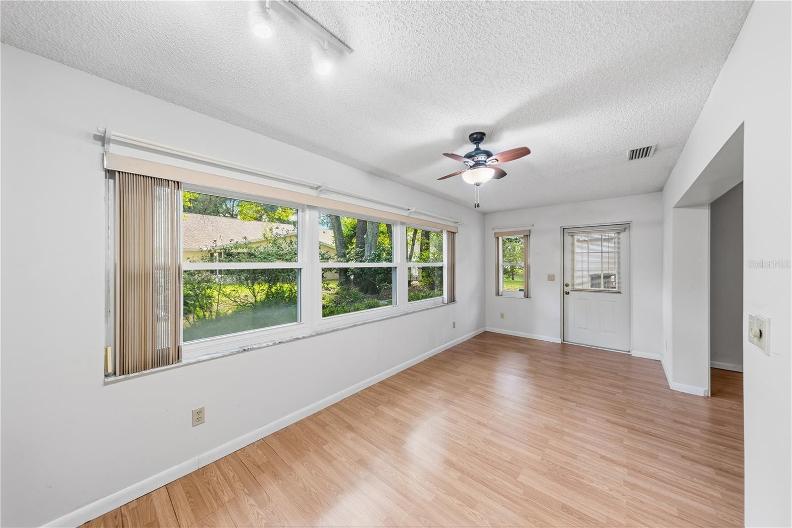 CIRCLE SQUARE WOODS Y - Residential