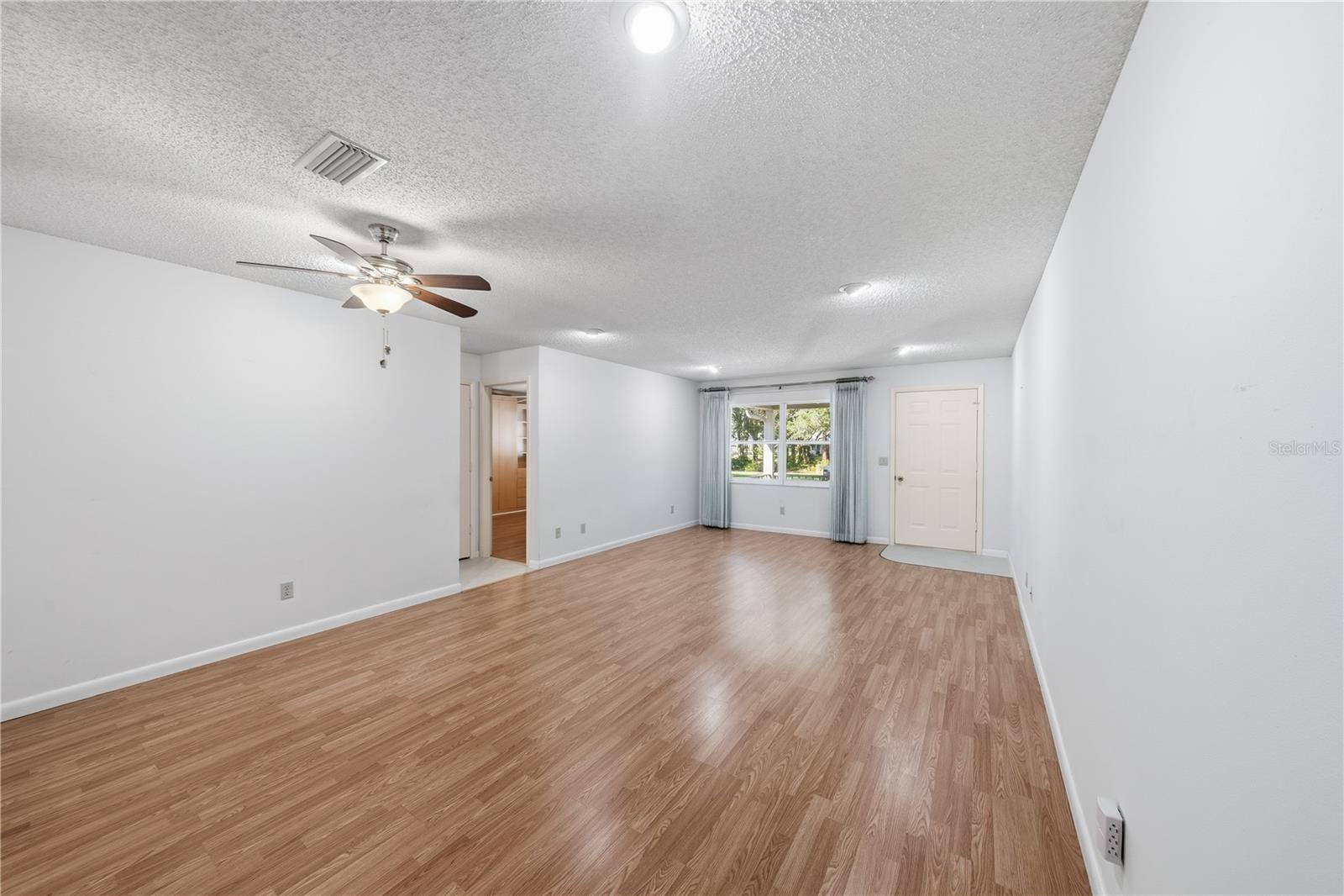 CIRCLE SQUARE WOODS Y - Residential