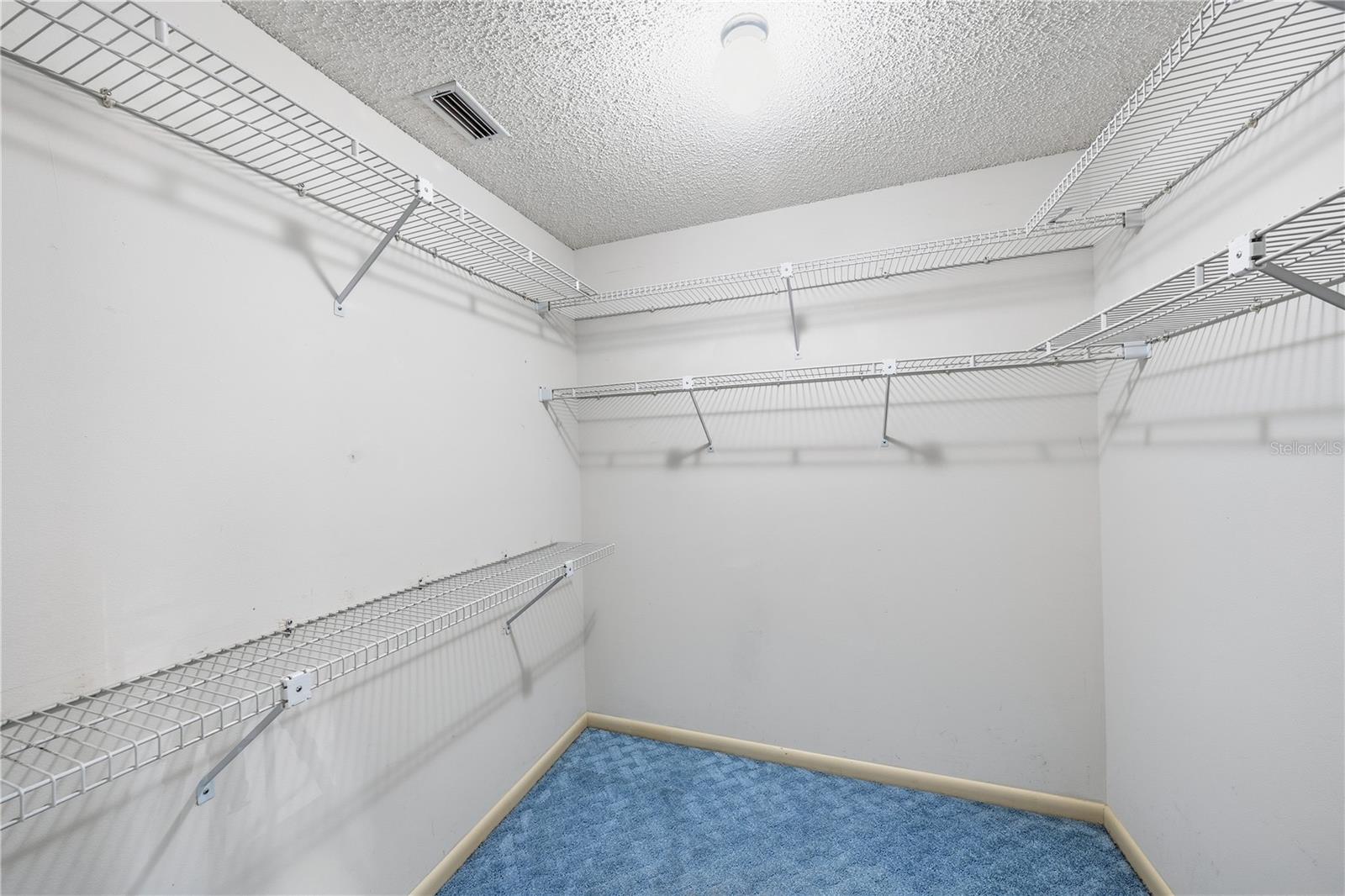 CIRCLE SQUARE WOODS Y - Residential