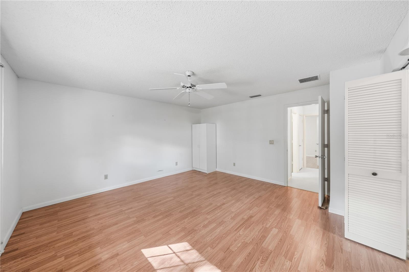 CIRCLE SQUARE WOODS Y - Residential