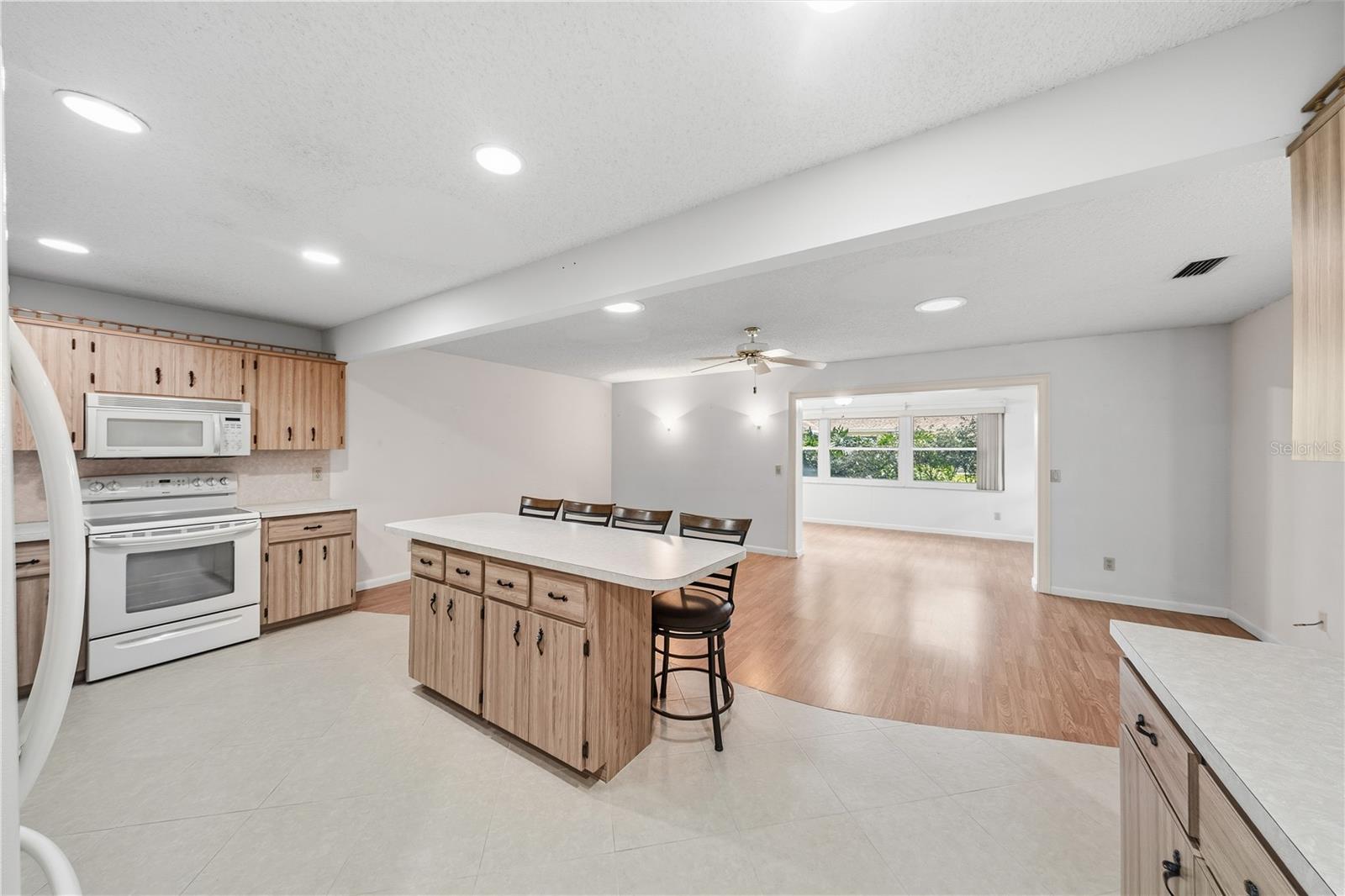 CIRCLE SQUARE WOODS Y - Residential