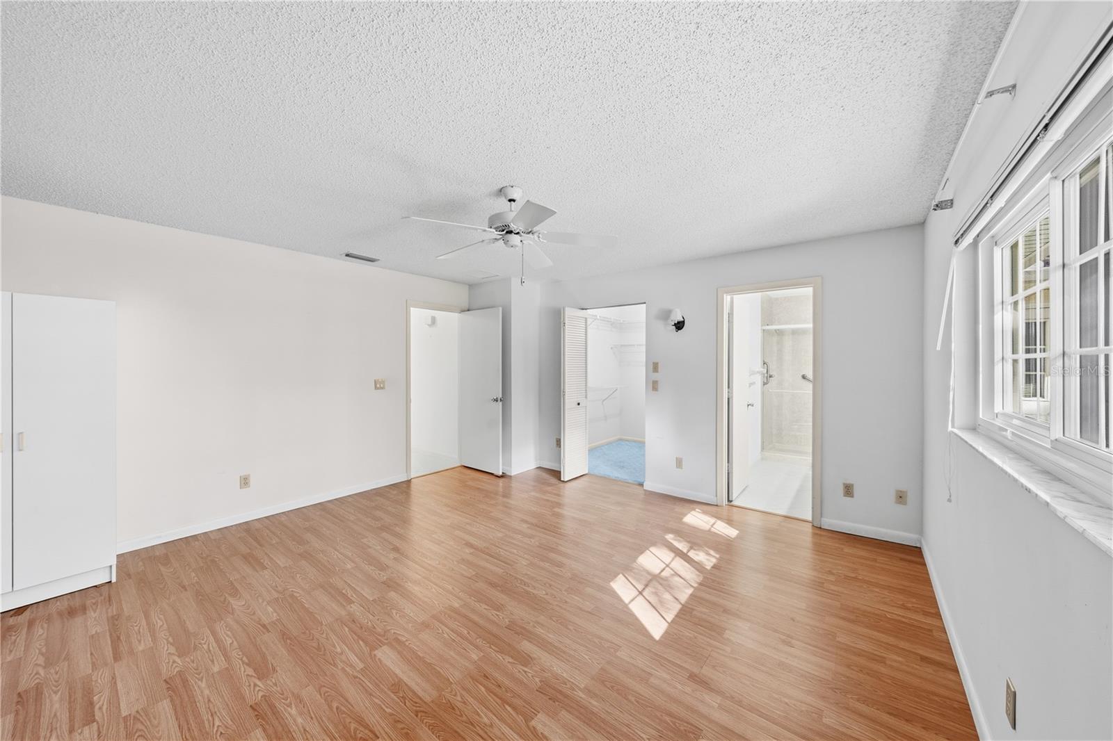 CIRCLE SQUARE WOODS Y - Residential