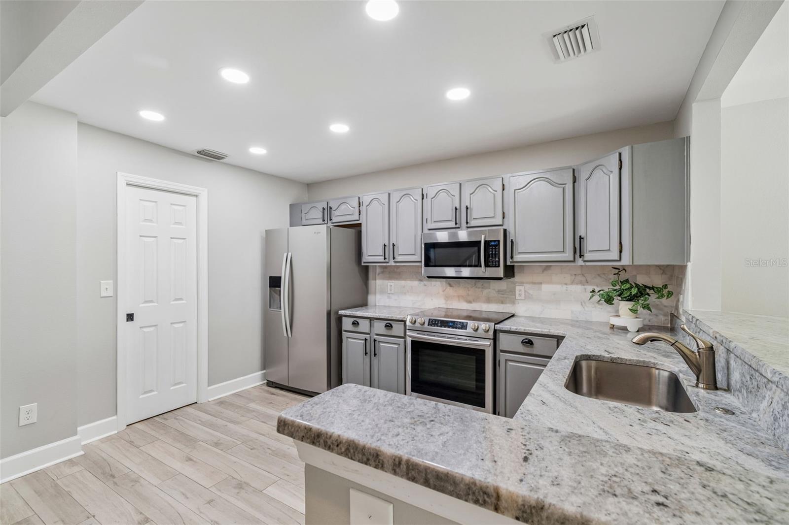 THE VILLAS OF BAY VILLA PLACE - Residential