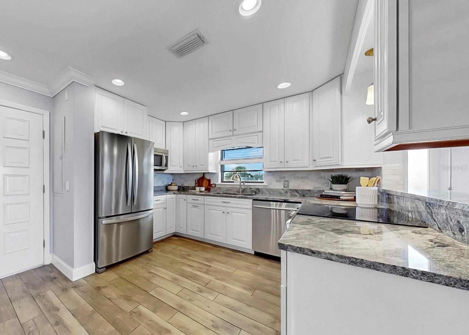 YARDARM CONDO PH I - Residential