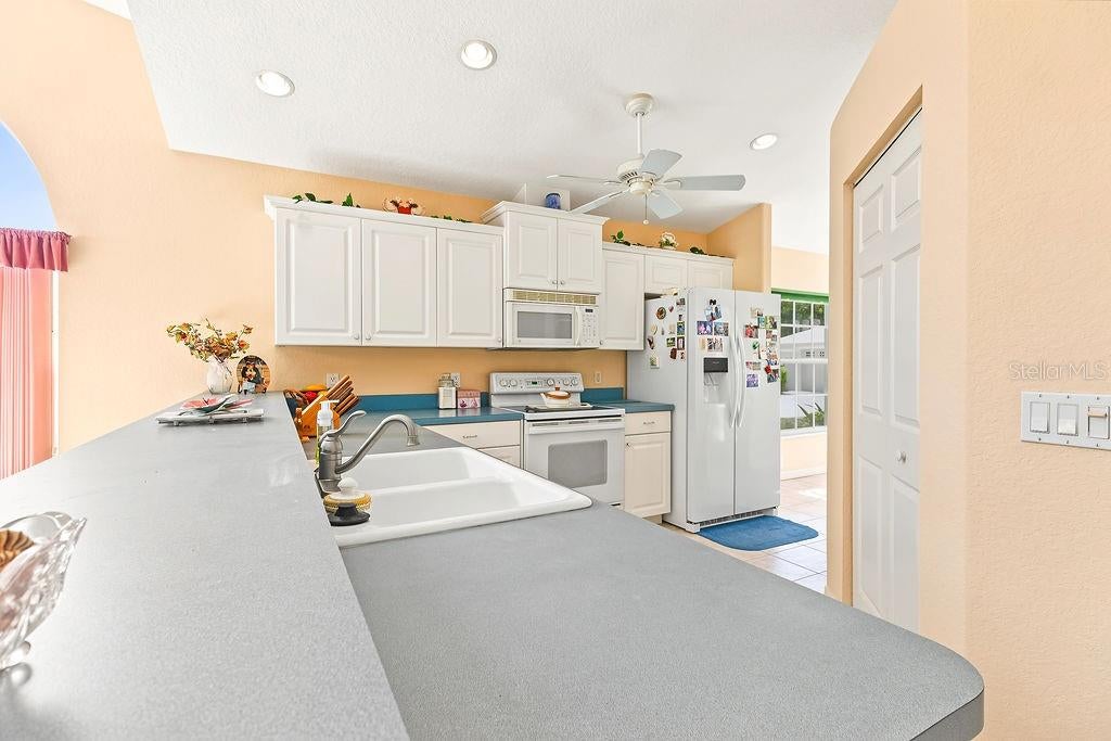 7321 ELEANOR CIRCLE, SARASOTA, FL, 34243 4 7321 ELEANOR CIRCLE