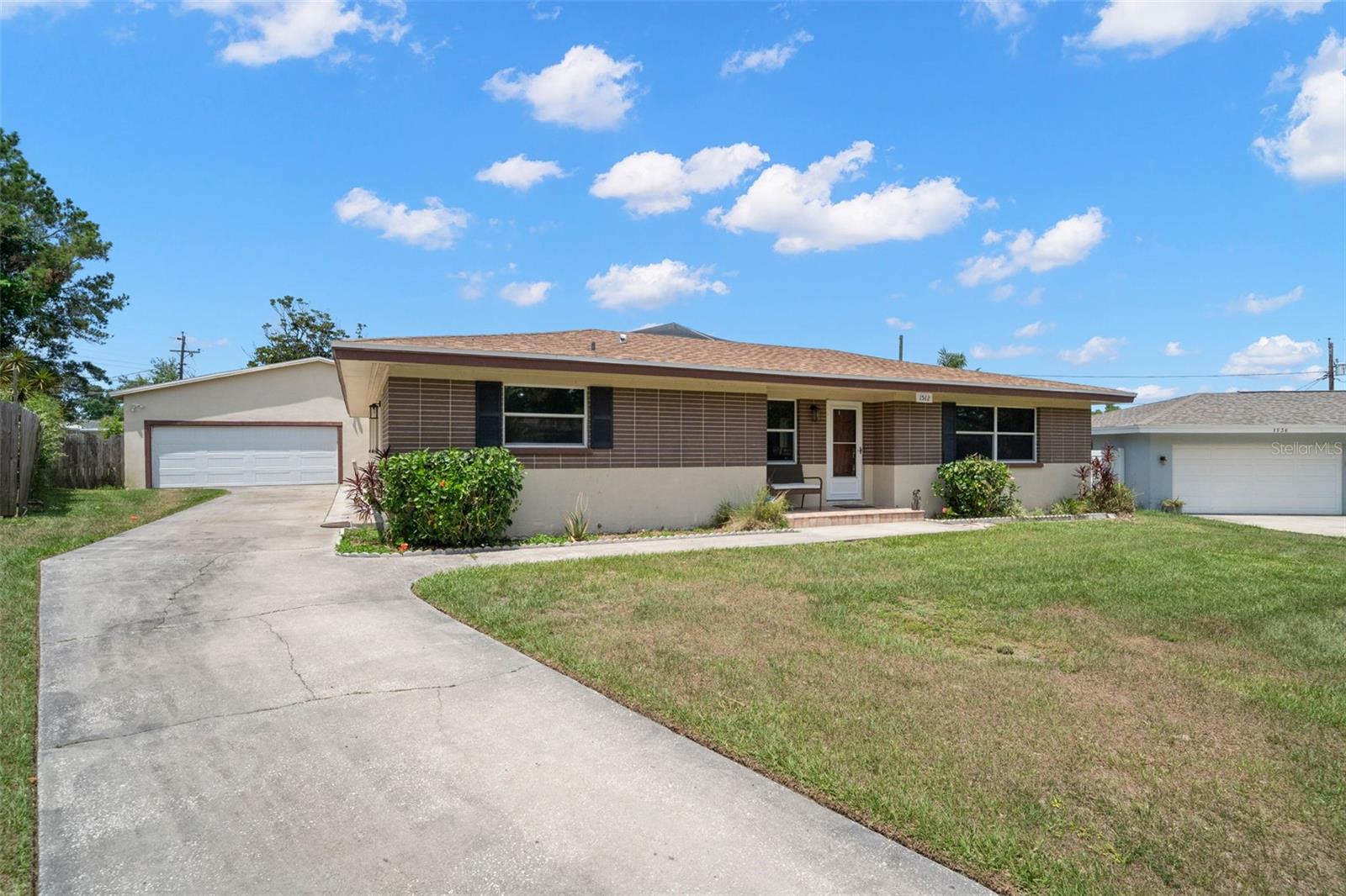 1542 PICARDY CIRCLE