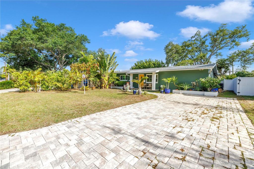 Photo of 263 42nd Avenue NE, St Petersburg, FL 33703 (MLS # TB8512348)