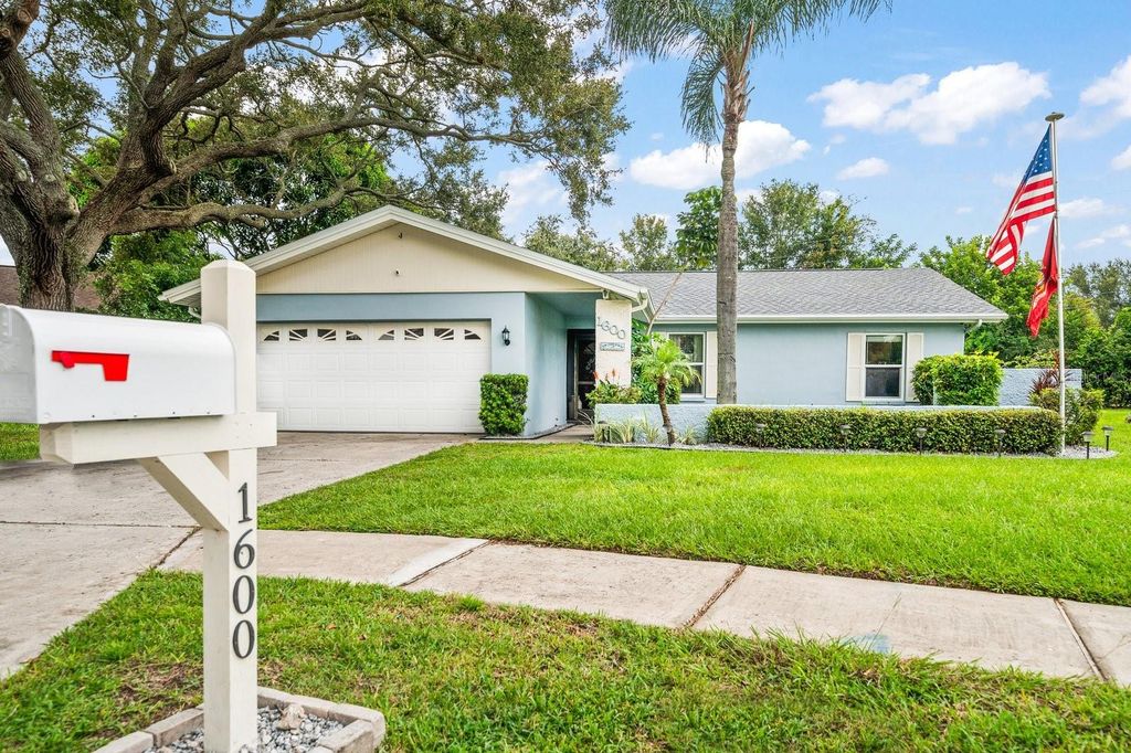 Photo of 1600 Dale Circle W, Dunedin, FL 34698 (MLS # TB8426475)